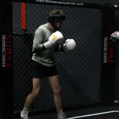 Boxeur casqué en garde dans la cage du Summa