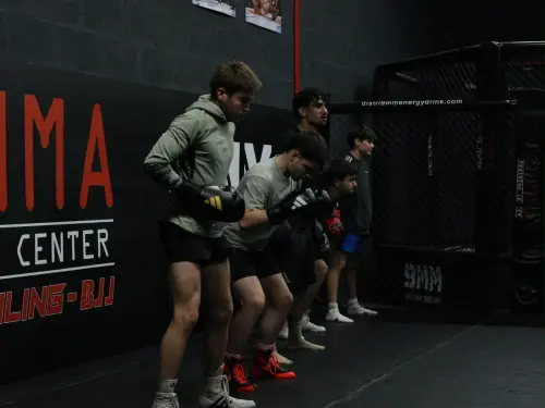 Groupe aligné pendant le cours collectif de boxe au Summa