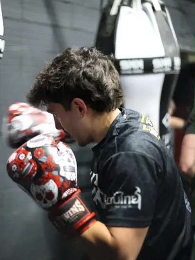 Boxeur en garde derrière ses gants pendant le cours de boxe au Summa