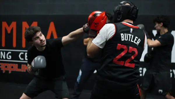 Sparring de boxe avec casques pendant le cours au Summa Training Center