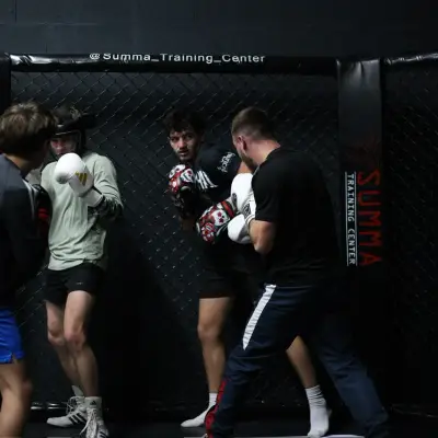 Sparring de boxe en groupe dans la cage au Summa