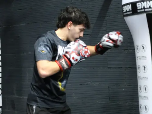 Boxeur au travail sur le sac de frappe au Summa Training Center