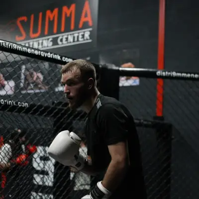 Boxeur dans la cage sous l'enseigne Summa Training Center
