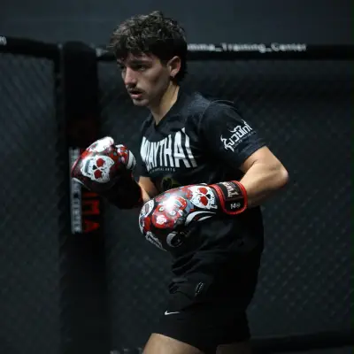 Boxeur en garde avec ses gants pendant l'entraînement au Summa