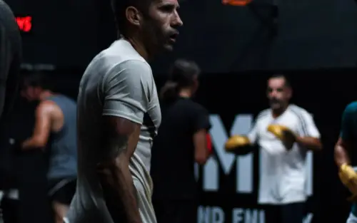 Coach MMA pendant un cours au Summa