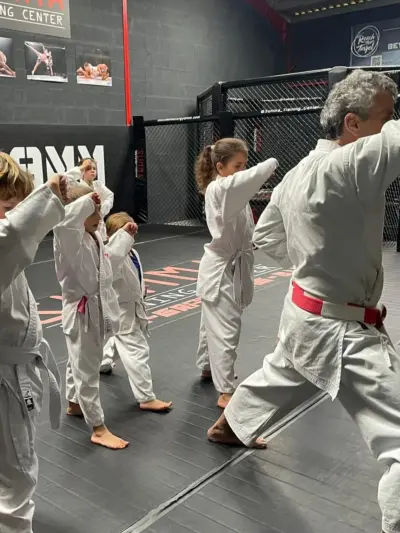 Sensei enseignant la technique aux enfants pendant le cours de karaté Shotokan au Summa