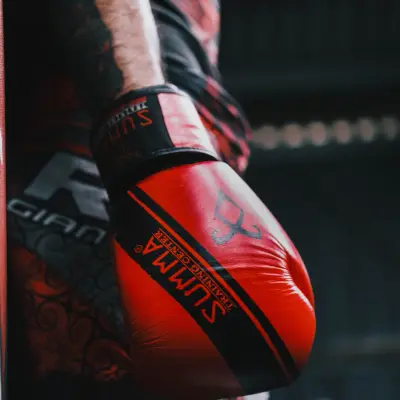 Gant de boxe Summa sur un sac de frappe