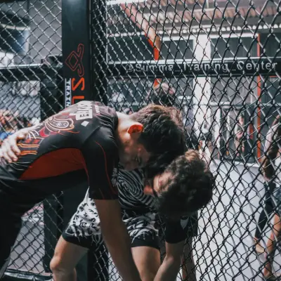 Ados en grappling contre la cage au Summa Training Center