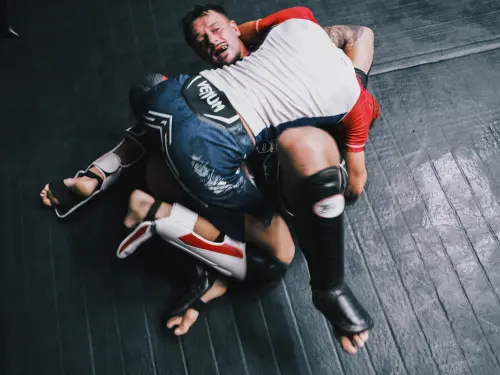 Contrôle au sol pendant le cours de grappling adultes au Summa Training Center
