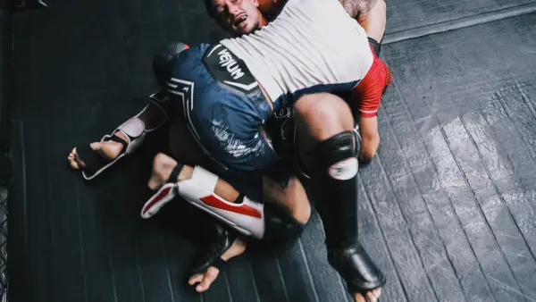 Contrôle au sol pendant le cours de grappling adultes au Summa