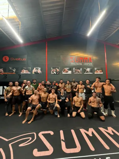 Groupe d'adultes MMA et grappling au Summa