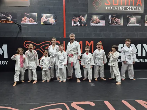 Groupe d'enfants en kimono avec leur sensei au cours de karaté du Summa Training Center