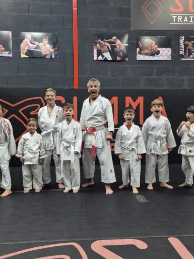 Groupe d'enfants karate avec le sensei au Summa