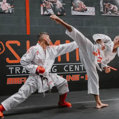 Mawashi geri au cours de karate Summa Training Center