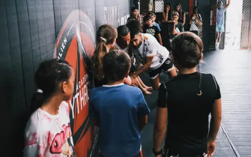 Démonstration des coachs entourés des enfants au Summa Training Center