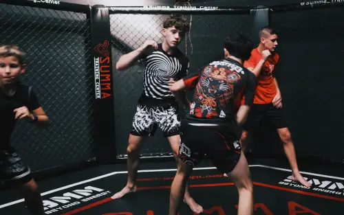 Ados en sparring dans la cage MMA du Summa Training Center