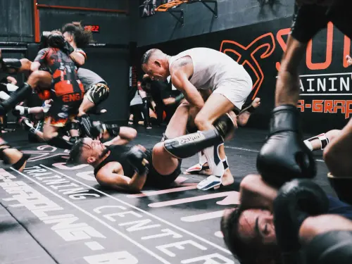 Ground and pound pendant le cours MMA adultes au Summa Training Center