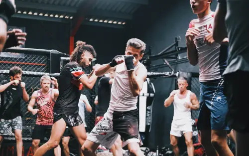 Exercices en binôme pendant le cours MMA adultes au Summa Training Center