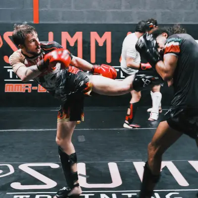 High kick en sparring pendant le cours MMA adultes au Summa