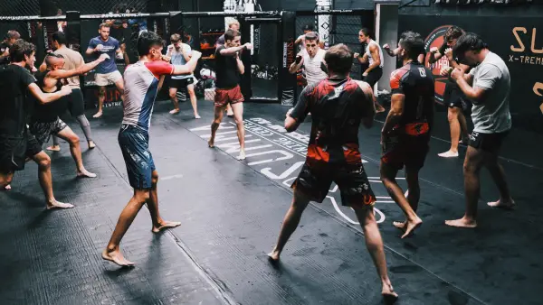 Sparring collectif pendant le cours de MMA adultes au Summa Training Center