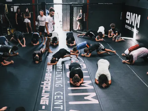 Échauffement collectif du cours MMA enfants sur le tatami du Summa Training Center