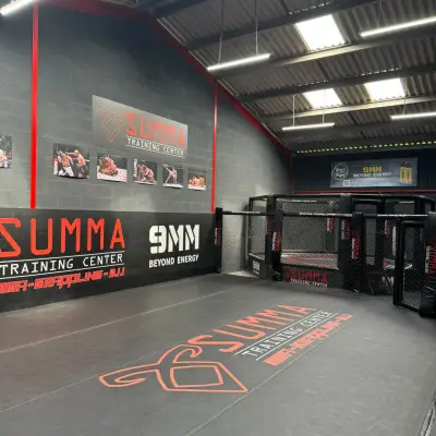 Salle du Summa Training Center avec cage MMA